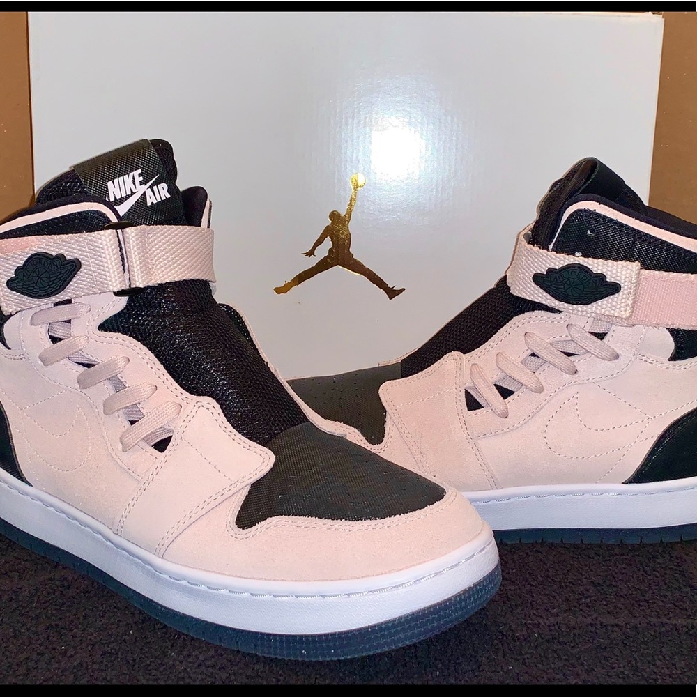 Women’s AIR JORDAN 1 NOVA XX 

Size: 9.5